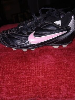 Girls Nike Chaser Youth Soccer Cleats Black and Pink